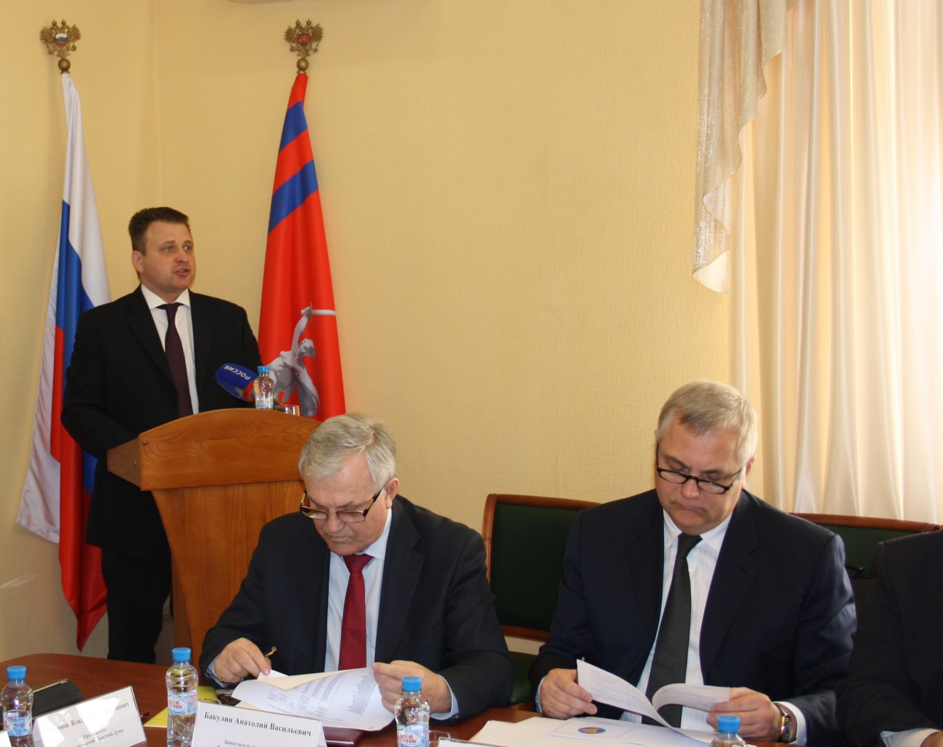 Депутаты областной думы во главе с председателем В.Ефимовым участвуют в работе конференции