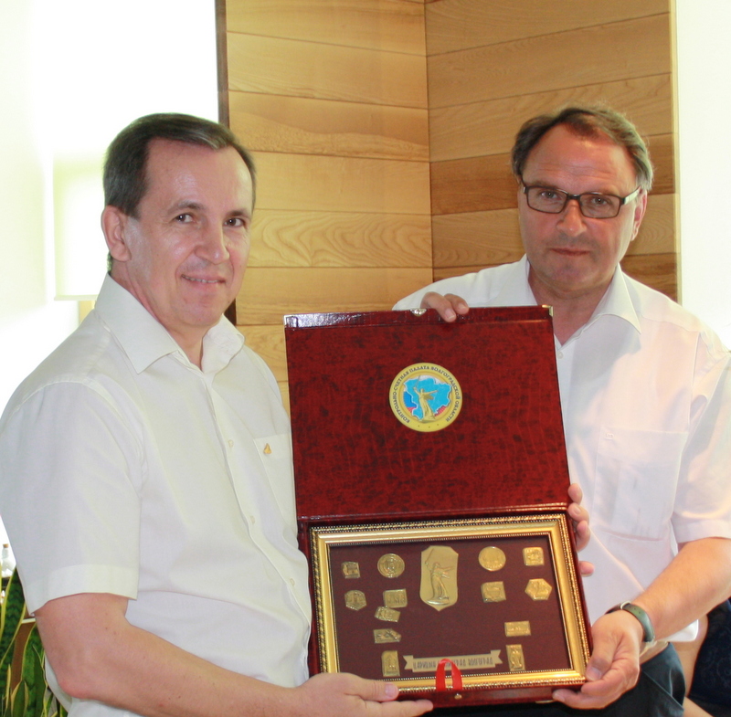 Председатель КСП ВО И. Дьяченко вручает К.Мелли памятный сувенир о героической сталинградской земле